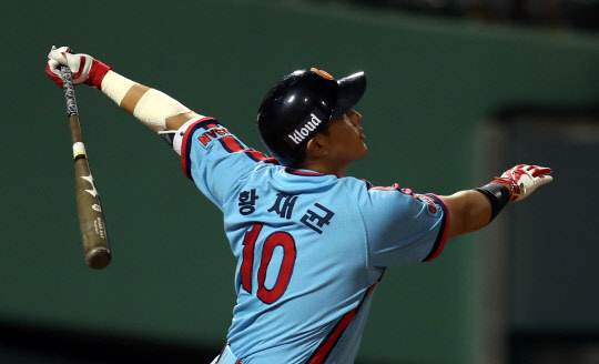 꿈을 찾아 떠난 황재균의 이탈로 생긴 롯데 내야진의 연쇄 이동이 어떤 결과를 낳을지, 롯데의 스프링캠프는 시작되기도 전부터 치열한 경쟁을 예고하고 있다. 사진=연합뉴스